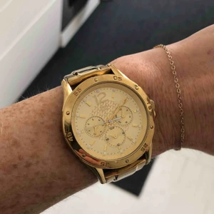 Guldklocka Tommy Hilfiger  - Guldklocka från Tommy Hilfiger. Lågt pris pga måste byta batteri och två mindre repor som man kan se på sista bilden.