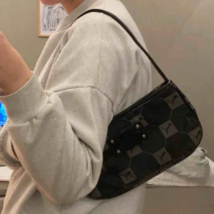  - En asball pumaväska, älskar denna men känner att det är dags att sälja då jag inte använder den längre. Lägg bud då jag inte kommit fram till ett pris ännu 🦋