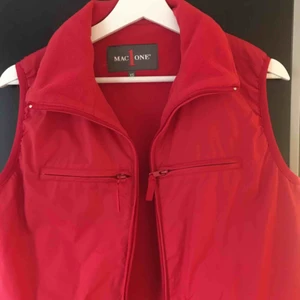  - Jättefin röd väst med tunn fleece i och tåligt material på utsidan. Som ny. 