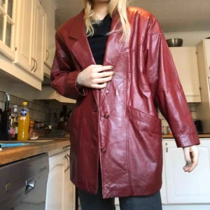  - Coolaste vinröda skinnjackan! Passar många storlekar och har världens finaste innerfoder☺️ använd ca 3 gånger 