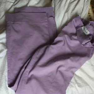  - Ett par super fina lavendel lila byxor! Det har en liten fläck på knät men inget mer! Super bra nu på våren och väldigt sköna!  