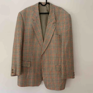  - Oversized, rutig herrkavaj från Licona. Köpt av Linn Eklund (insta @Linneklund)för 350kr men aldrig använd (skulle tro att Linn köpt den second hand). Priset är inklusive frakt:) 