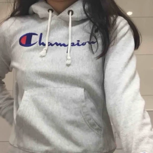  - Grå hoodie från Champion! Fint skick med ordinarie pris: 1000kr
