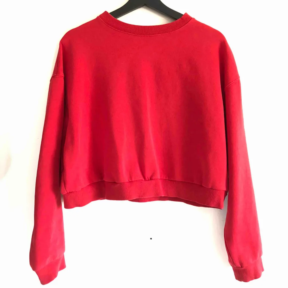 Röd tröja 🧮 kan mötas i Jönköping annars står köparen för frakten. Tröjor & Koftor.