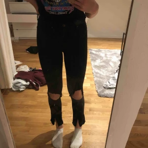  - Coola jeans med slits och egengjorda hål!🤩 frakt tillkommer