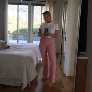  - Säljer mina superfina rosa Manchesterbyxor då dom blivit för små för mig 🥺 använda en gång! I byxan står det att dom är storlek 42 men detta är en felmarkering då dom i själva verket är en 38, passar även en 36! Kan mötas i Stockholm eller frakta🥰👍🏻