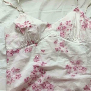  - Världens sötaste linne! Små pärlor på blommorna och spets där uppe typ