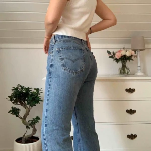  - Snygga Levis jeans som är för stora för mig (håller in dem på bilderna). W34 L32, Går hela vägen ned på mig som är 178 cm!