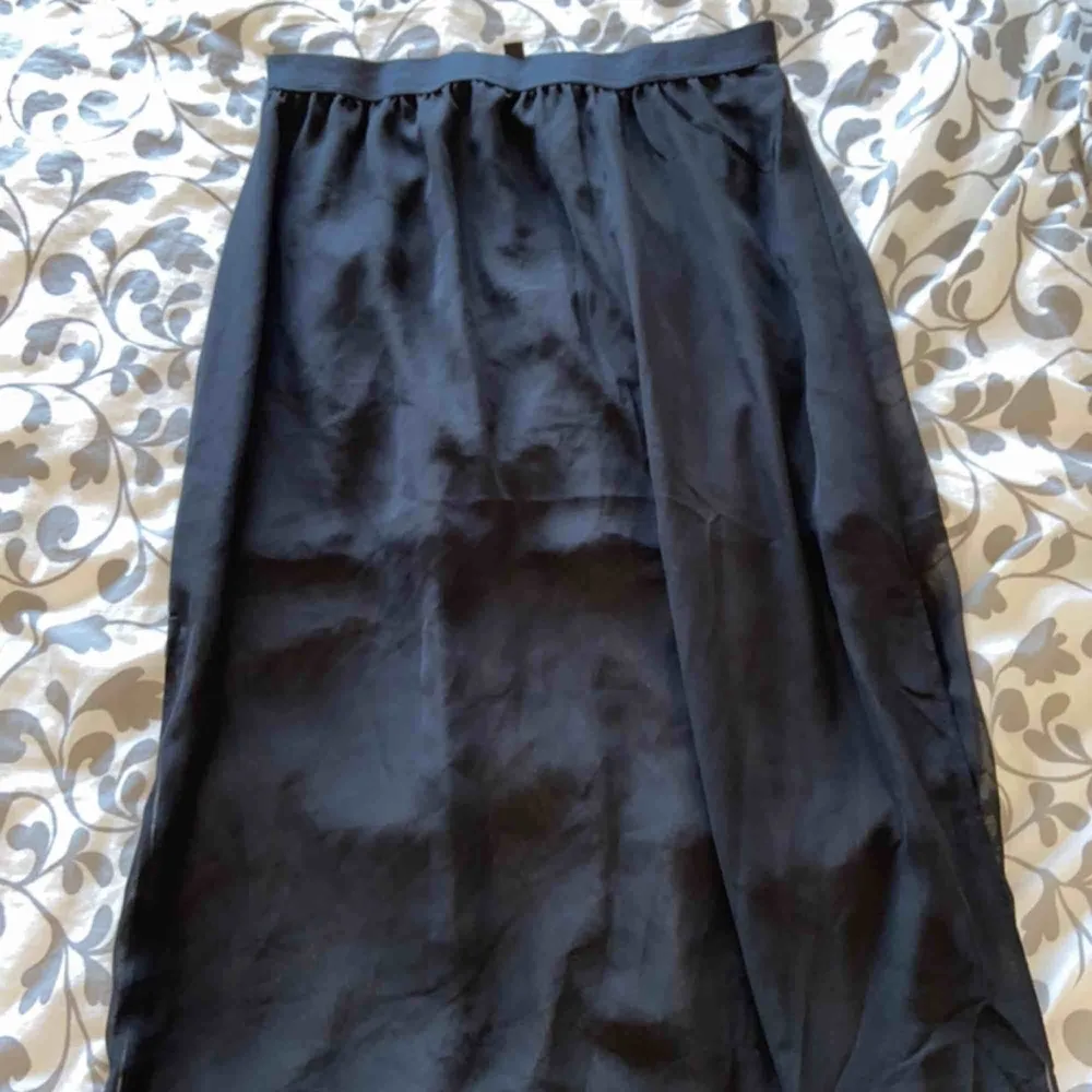 En svart lång kjol från hm, superfin och skön till sommaren, säljs då den inte används.. Kjolar.