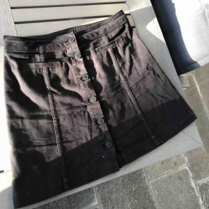  - Svart kjol med knappar från hm För liten för mig annars har detta varit en favorit hos mig💞 !!! Köparen står för frakt !!!! 