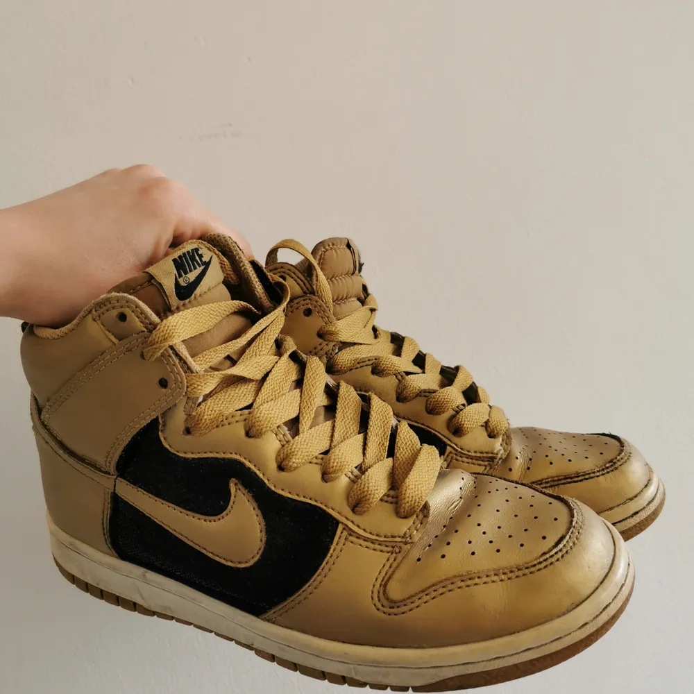 Nike air Jordans/dunks i guld och svart i gott skick, några år på nacken men inte särskilt använda. Dam, storlek 38 (US 7). . Skor.
