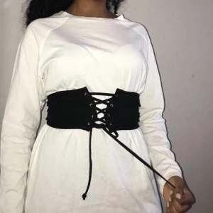 Topp - En skit snygg topp med insydd bälte från Bikbok, oanvänd. Frakt tillkommer.