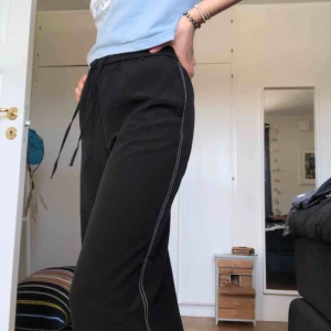  - väldigt sköna och flowiga byxor från monki, kommer nog vara otroligt härliga till sommaren. de har vita sömmar och midja med resor och snörning. kombo mellan kostym och mjukisbyxor typ