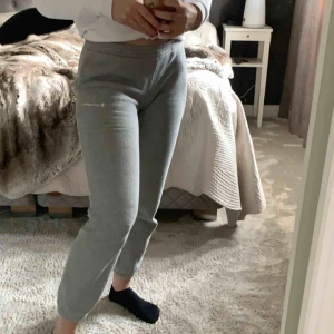  - Mjukisar från champion, sitter så najs där bak. Går att knyta i midjan. De är i barnstorlek XL, men passar en xs/s. Väl använda men inga fel på de🥰🥰priset går att diskutera