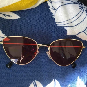 solglasögon - ✨10% går till krisen i yemen!✨ Från na-kd, bra skick. Kan fraktas, köparen står för frakten.