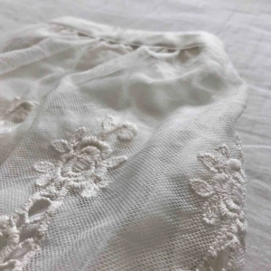  - En jättefin spetskjol från Abercrombie & Fitch. Knappt använd. OBS, väldigt liten i storlek. (Frakt tillkommer om den ska skickas)