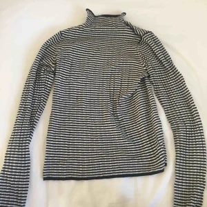  - Långärmad randig tröja som är såååå snygg under en t-shirt! 