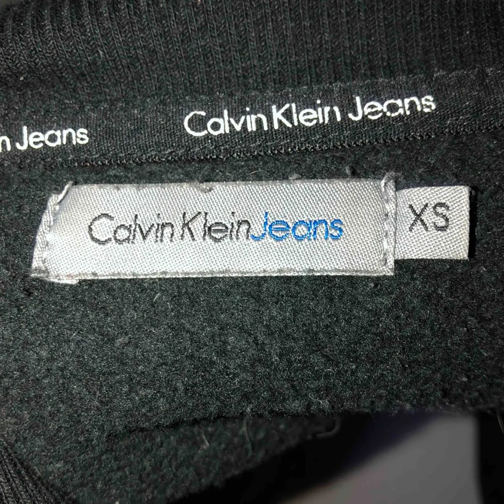 En svart Calvin Klein sweatshirt i storlek XS. Använd cirka 10 gånger men fortfarande i väldigt bra skick. Köparen står för frakten och pris kan diskuteras.. Tröjor & Koftor.