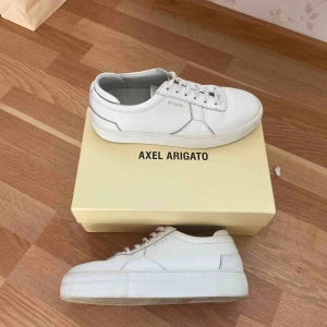  - Nästan helt nya sneakers från Axel Arigato! Använda Max 5 gånger, i princip helt nya! 💘