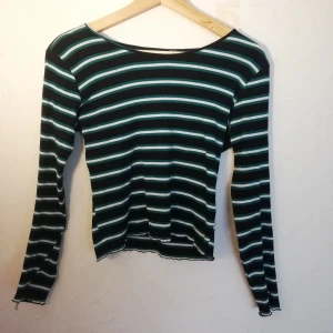 Randig ribbad tröja - Ribbad tröja från Gina Tricot. Fint skick! Frakt tillkommer