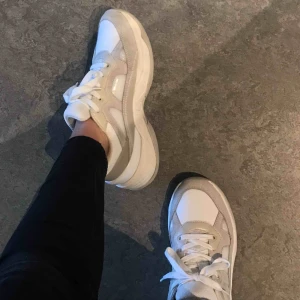 Chunky sneakers - Perfekta sneakers som passar till allt. Använda kse 1-2 ggr men är i nyskick och rena! Väldigt bekväma. frakt tillkommer på 60kr🤩🤩 pris kan diskuteras vid snabbt köp