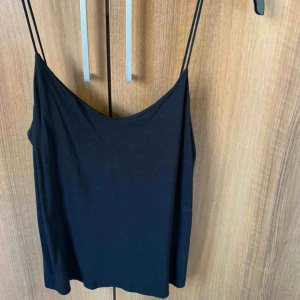  - Svart linne med tunna axelband! 😍