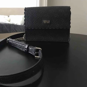 Guess - Fin liten Guess väska som knappt är använd, silver detaljer och i skinn. Äkta! Köpt från Zalando för ca 2 år sedan. Står ej för frakten😚
