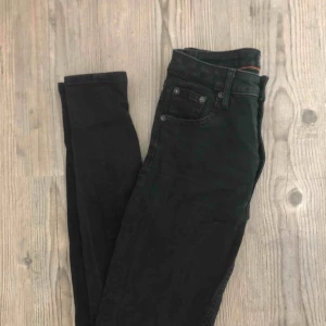 - Svarta  högmidjade super stretchiga jeans från Crocker. Sitter som en smäck.