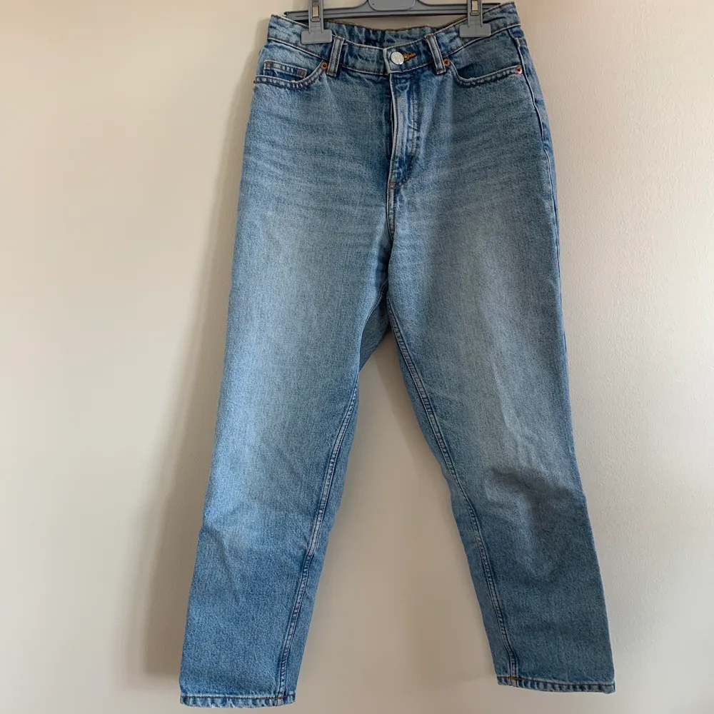 Ett till par jeans, mindre slitna mellan benen, bara på en sida! Men också aningen kortare i modellen😍 Priset är exkl frakt💐. Jeans & Byxor.