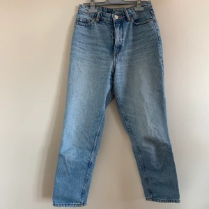 Ankelkorta jeans från Monki - Ett till par jeans, mindre slitna mellan benen, bara på en sida! Men också aningen kortare i modellen😍 Priset är exkl frakt💐
