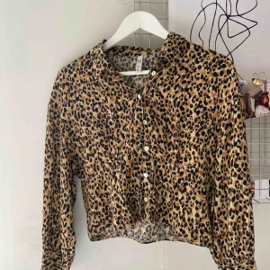  - Leo skjorta från zara, superfin men säljes pga för liten! 