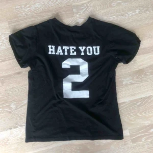 T-shirt - T-shirt från DM retro, bilden visar baksidan på t-shirten. Trycket sitter alltså på ryggen 🥰