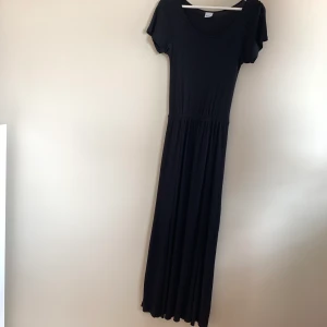 Svart långklänning med slits - Klänning som använts kanske tre gånger, superskönt material! Slits på båda sidor☺️ Priset är exkl frakt🌼