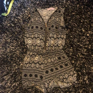  - Jätte söt playsuit från en butik i Spanien, välanvänd men har inga fel. 