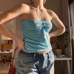  - Söt topp med band man kan knyta runt halsen! Skulle vara snygg att croppa lite och ha till lågmidjade byxor🦋🦋 härlig 90–2000 vibe! Köpare står för frakt 