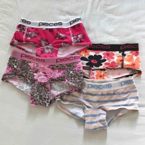  - 4 par Pieces trosor. Ganska använda men hela och fina fortfarande. Paketpris 50kr. Säljs tillsammans!