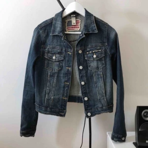  - En snygg och ordentlig jeansjacka från Gina Tricot. Sparsamt använd. (Frakt tillkommer om den ska skickas)