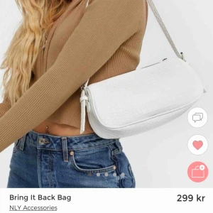  - söker efter denna vita väska ifrån nelly !! skriv <33 💗☀️