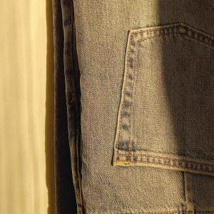  - Jeans från weekday. Slitningar längst ner i byxslutet men annars som nya, skönaste jeansen med mycket stretch. Passar en S eller liten M