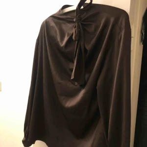  - Blus i satin, från ginatricot. Använd 1 gång