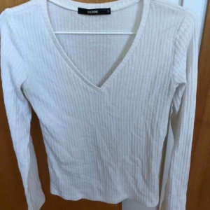  - V-ringad slim fit tröja från Bik Bok. Används inte därav säljs den. Köparen står för frakten🌟🌟