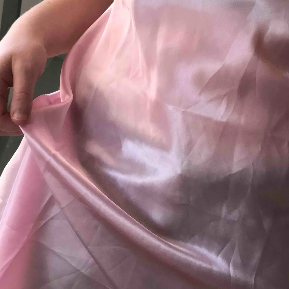 silky satin look dress in pink, i’m 164cm and delivery is not included . Klänningar.