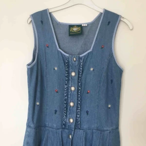  - 🙏möter bara upp i Stockholm🙏 Superfin plisserad jeansklänning! Köpt på vintagebutik, aldrig använt  130cm lång 40 cm över byst 36 cm över midjan (dvs 72 i omkrets)