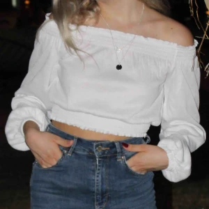  - En off shoulder blus från hm. Jättefin & använd få gånger. Priset går att diskuteras ;)