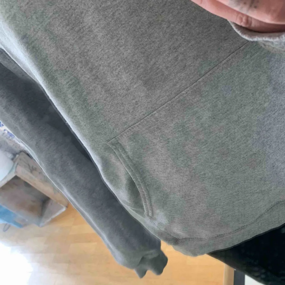 Äkta Thrasher hoodie, använd men i fint skick, finns en liten fläck (se andra bilden) blivit att tyget blivit liiite mörkare där men inget man ser egentligen ☺️ frakt 63 kr tillkommer!. Hoodies.