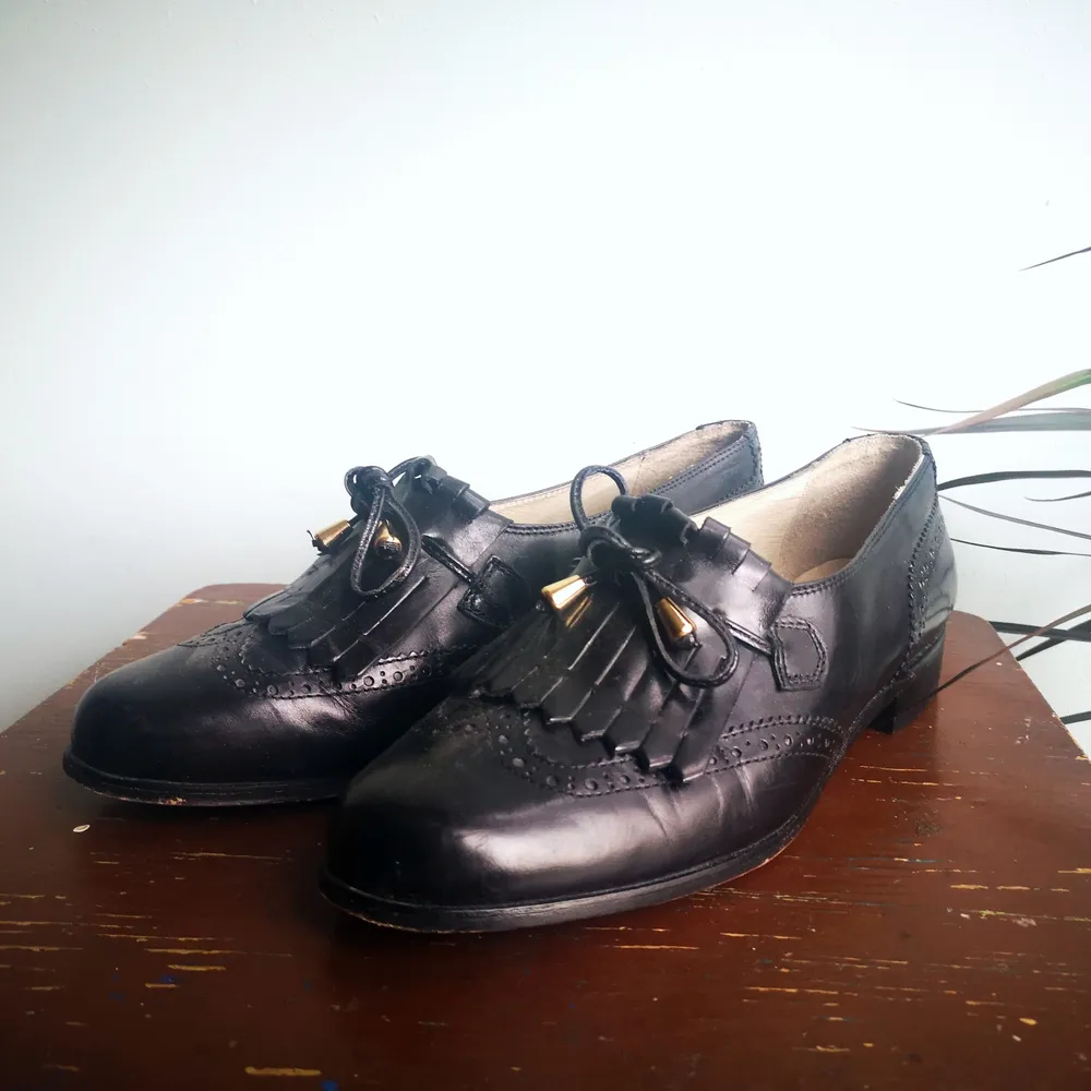 Jättefina svarta skor i italiensk design (