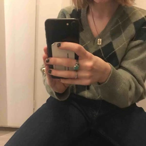  - Säljer min asnice gröna, stickade tröja som jag köpte på humana för 200kr. Köpare står för frakt 44kr!! 