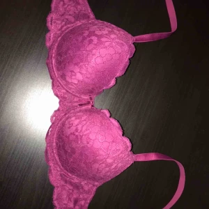  - Fin spetsbehå i fuchsia rosa från Kappahl med bygel, utan push-up! Säljs i väldigt bra skick eftersom den är oanvänd🌺💓 