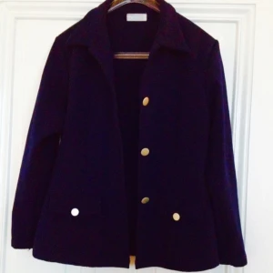  - Marinblå kavaj i stretchigt material.  FRI FRAKT!