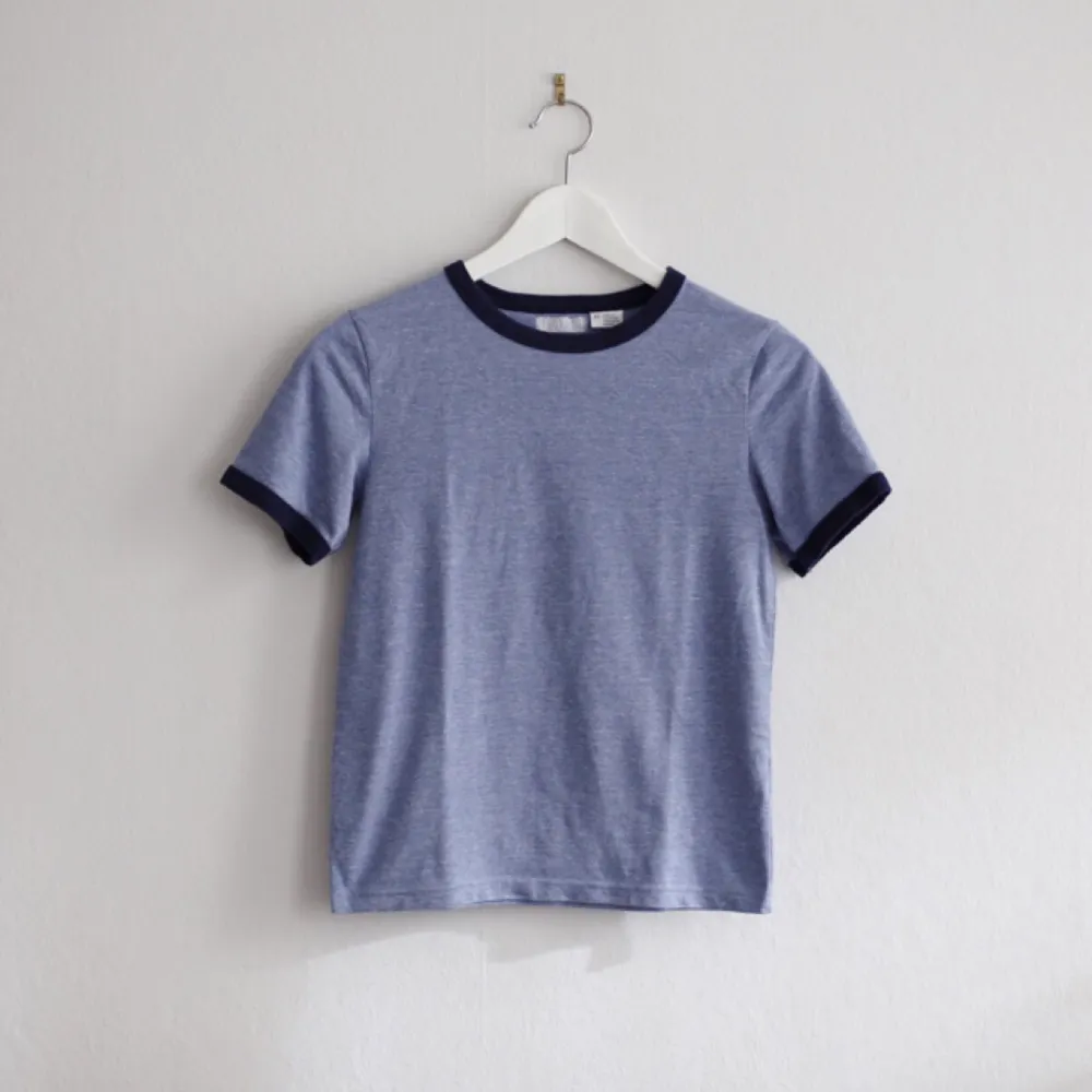 Blå ”Ringer” t-shirt från Cooperative by Urban Outfitters, lite kortare modell. 60% polyester, 28% bomull, 12% viskos. . T-shirts.